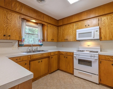 2308 Hillcrest Drive - Photo Thumbnail 8