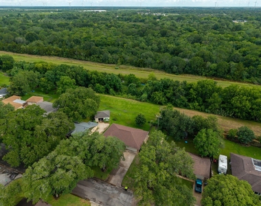 2308 Hillcrest Drive - Photo Thumbnail 3