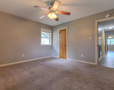2308 Hillcrest Drive - Photo Thumbnail 11