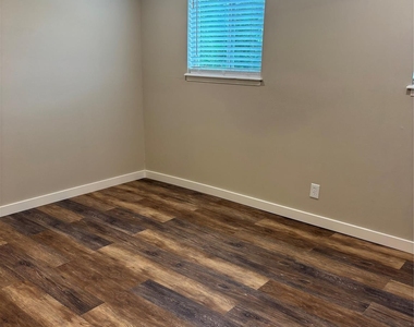 8049 Forest Hills Drive - Photo Thumbnail 5