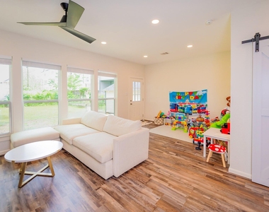 1607 W 22nd Street - Photo Thumbnail 15