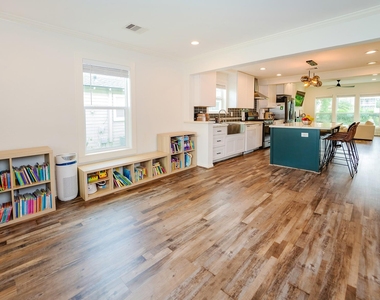 1607 W 22nd Street - Photo Thumbnail 5