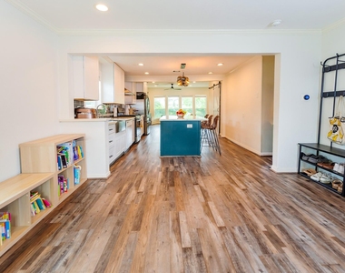 1607 W 22nd Street - Photo Thumbnail 7