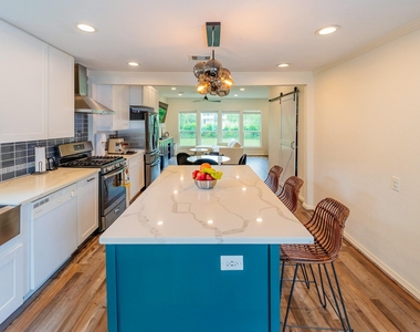1607 W 22nd Street - Photo Thumbnail 8