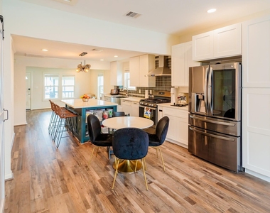 1607 W 22nd Street - Photo Thumbnail 10