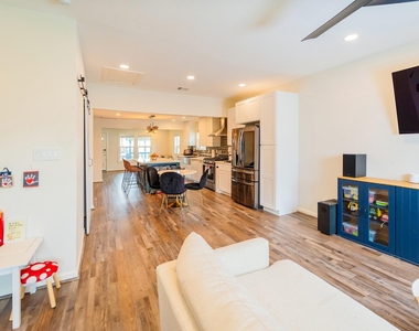 1607 W 22nd Street - Photo Thumbnail 14