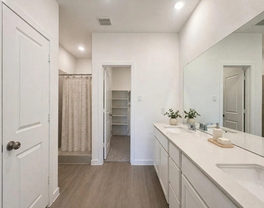 513 Robin Street - Photo Thumbnail 5