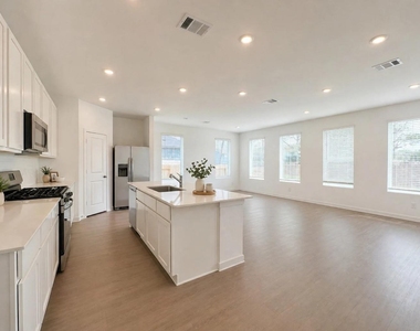 513 Robin Street - Photo Thumbnail 2