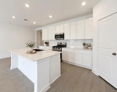 513 Robin Street - Photo Thumbnail 3