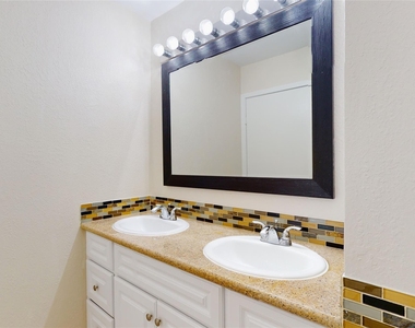 2105 N Red Cedar Circle - Photo Thumbnail 18