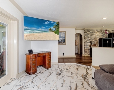 2507 Lakeview Drive - Photo Thumbnail 7