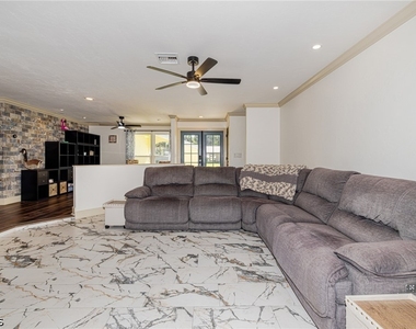 2507 Lakeview Drive - Photo Thumbnail 9
