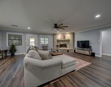 1600 Pecan Street - Photo Thumbnail 8