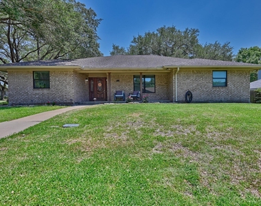 1600 Pecan Street - Photo Thumbnail 3