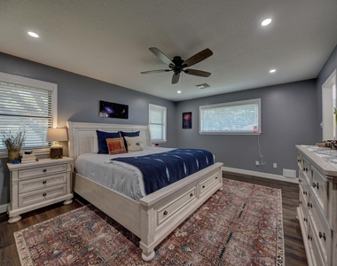 1600 Pecan Street - Photo Thumbnail 17