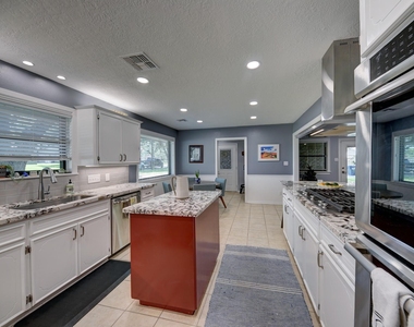 1600 Pecan Street - Photo Thumbnail 22