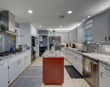 1600 Pecan Street - Photo Thumbnail 24