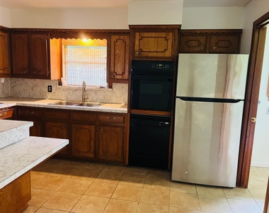 121 Mary Lane - Photo Thumbnail 6