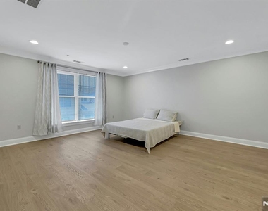 2307 The Plaza - Photo Thumbnail 21