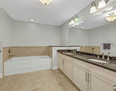2307 The Plaza - Photo Thumbnail 26