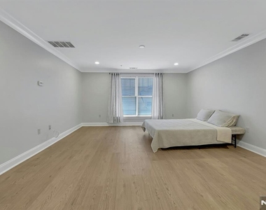 2307 The Plaza - Photo Thumbnail 23