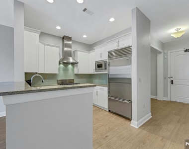 2307 The Plaza - Photo Thumbnail 9