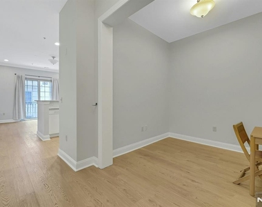 2307 The Plaza - Photo Thumbnail 2