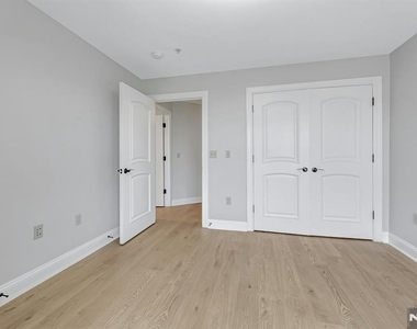 2307 The Plaza - Photo Thumbnail 29