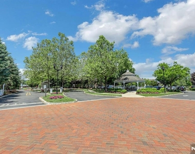 2307 The Plaza - Photo Thumbnail 34
