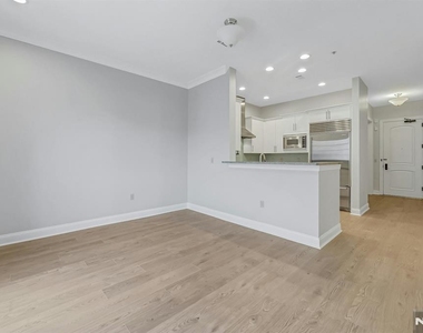 2307 The Plaza - Photo Thumbnail 8