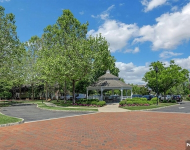 2307 The Plaza - Photo Thumbnail 35