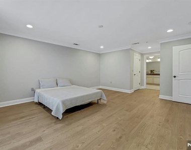 2307 The Plaza - Photo Thumbnail 22