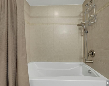 2307 The Plaza - Photo Thumbnail 19