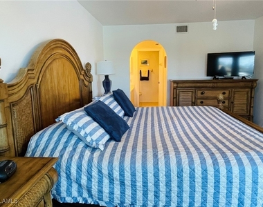 4410 Chantelle Drive - Photo Thumbnail 8