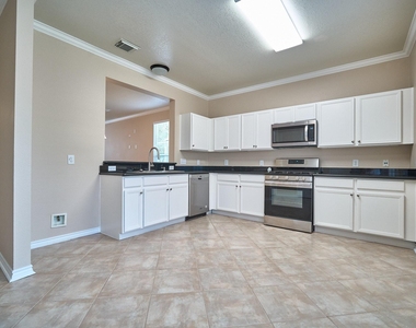18814 Sandelford Drive - Photo Thumbnail 8