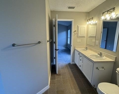 1483 Hemingway Boulevard - Photo Thumbnail 18
