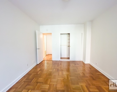 East 55 Street - Photo Thumbnail 3