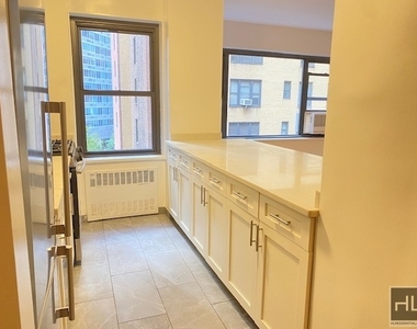 East 55 Street - Photo Thumbnail 3