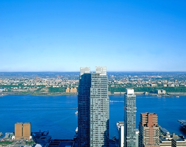 West 42nd Street - Photo Thumbnail 3