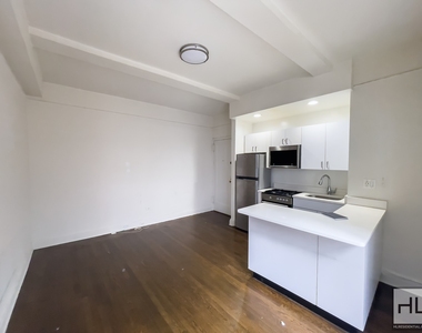East 46 Street - Photo Thumbnail 4