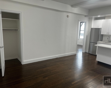 East 46 Street - Photo Thumbnail 12