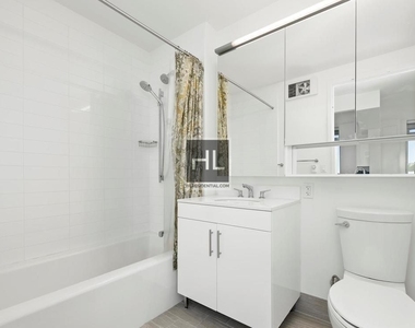 West 57th Street - Photo Thumbnail 6