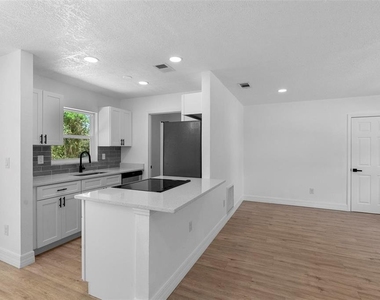 2240 Conway Drive - Photo Thumbnail 7