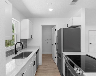 2240 Conway Drive - Photo Thumbnail 11