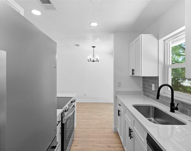 2240 Conway Drive - Photo Thumbnail 12