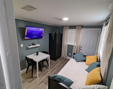 4538 W Minnehaha Street - Photo Thumbnail 8