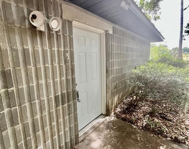 2321 Sw 31st Place - Photo Thumbnail 1