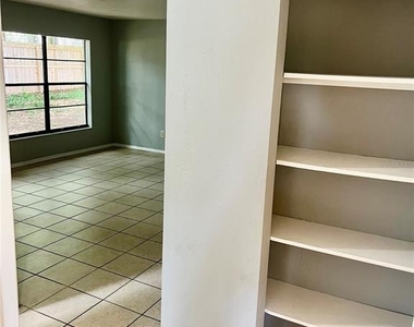 2321 Sw 31st Place - Photo Thumbnail 10
