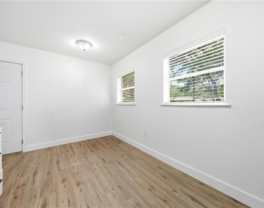 1009 Nebraska Street - Photo Thumbnail 7