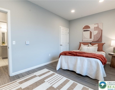 948 N Front Street - Photo Thumbnail 13